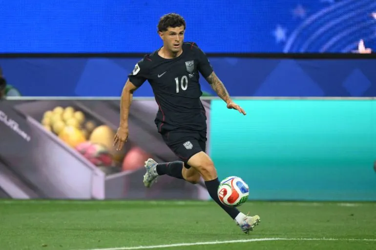 US forward #10 Christian Pulisic controls the ball during the 2026 World Cup Group D football match between Turkey and USA at the Los Angeles Stadium in Inglewood on June 25, 2026. (Photo by Patrick T. FALLON / AFP)