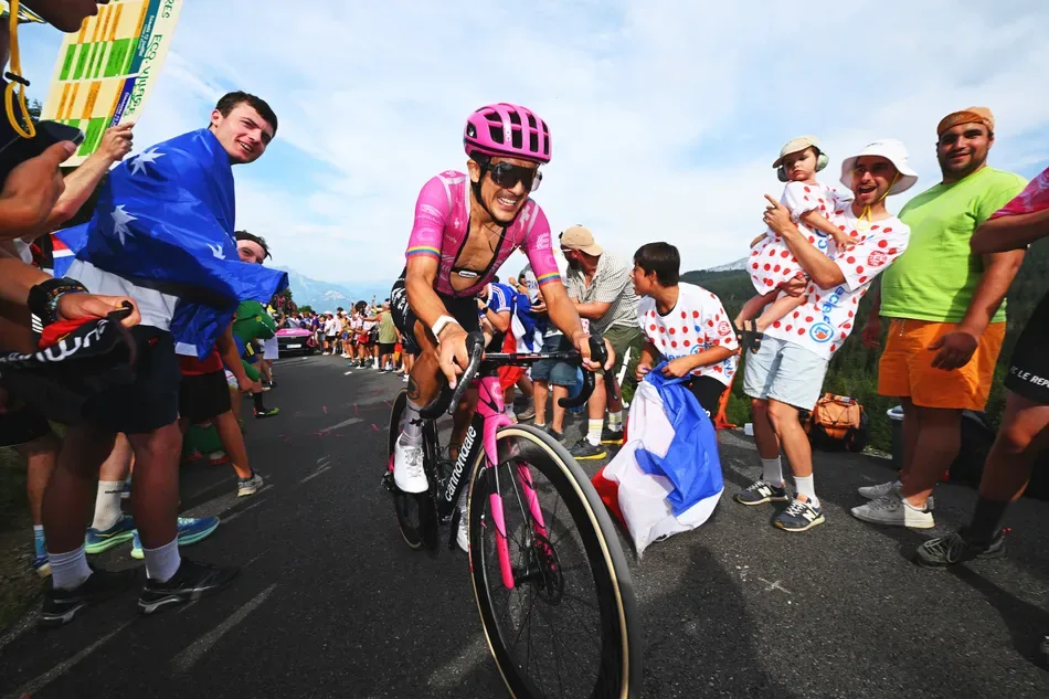 Richard Carapaz wins Tour de France stage 18 from the break - Cycling Weekly