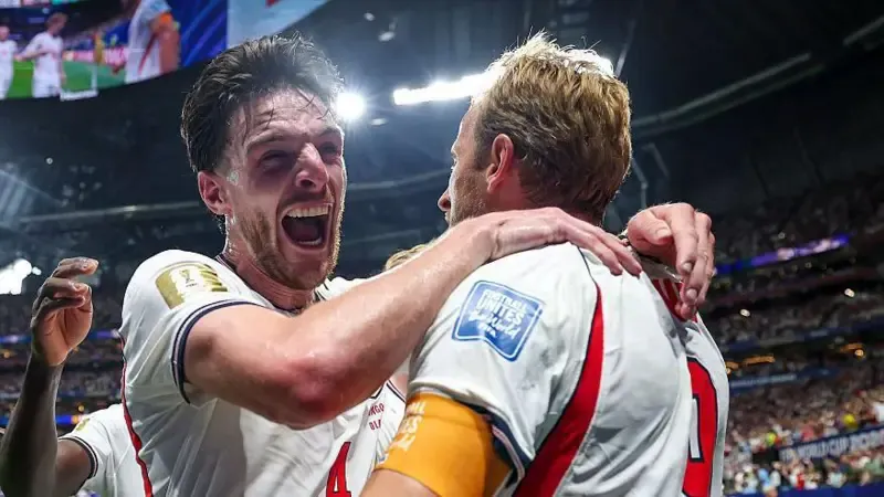 Declan Rice celebrates with Harry Kane