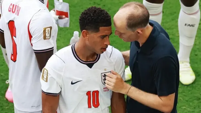 England boss Thomas Tuchel in conversation with Jude Bellingham during a hydration break in the World Cup quarter-final with Norway