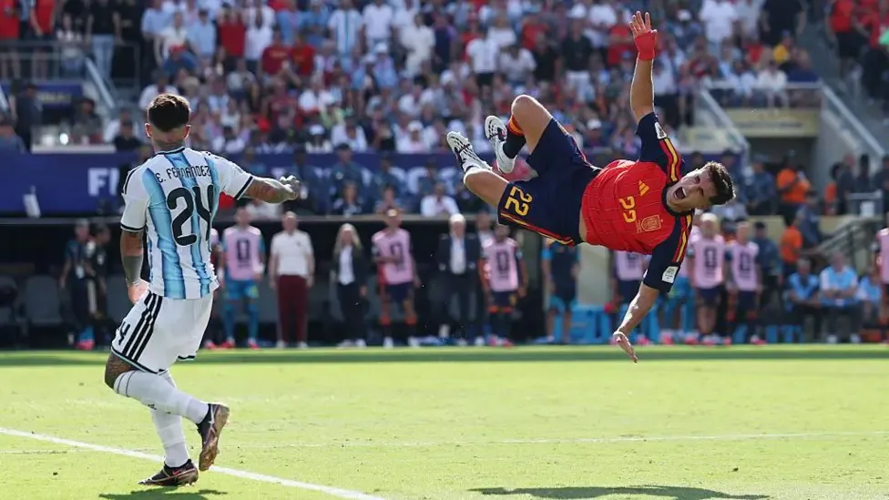 Enzo Fernandez's late challenge on Pau Cubarsi