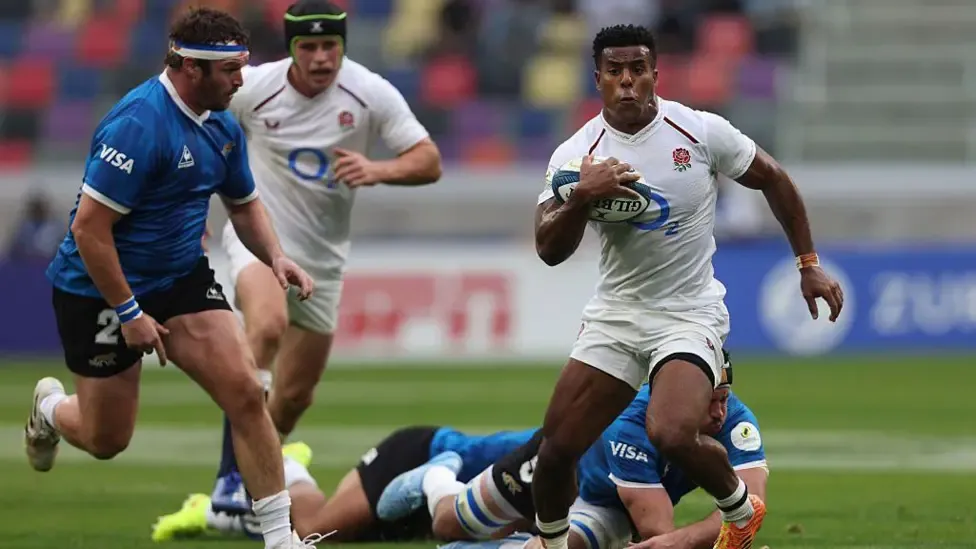 Immanuel Feyi-Waboso runs past Argentina defenders
