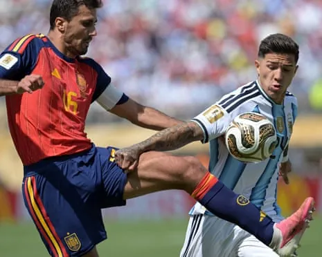 Rodri and Enzo Fernández battle for the ball.